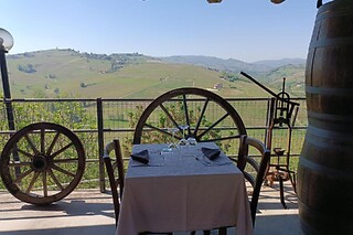 Soggiorno di una notte tra i vigneti presso l'Agriturismo Vecchio Torchio in provincia di Asti