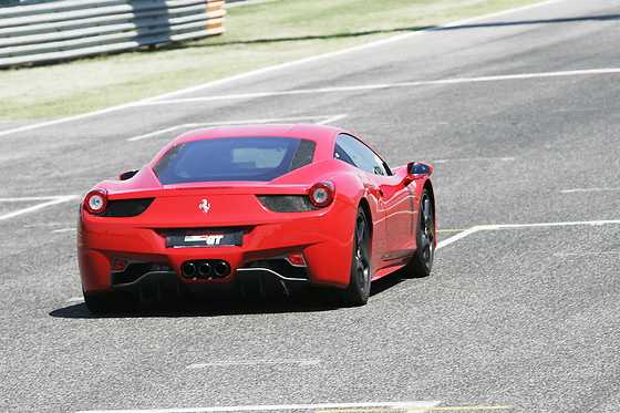 1 giro su Ferrari F458 Italia presso Autodromo di Varano in provincia di Parma
