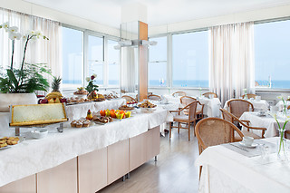 Soggiorno di due notti con colazioni e aperitivo di benvenuto all'Hotel Ascot sul lungomare di Rimini