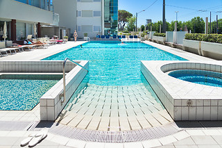 Soggiorno di due notti con colazioni e aperitivo di benvenuto all'Hotel Ascot sul lungomare di Rimini