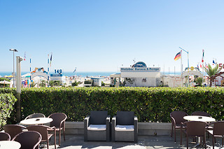 Soggiorno di due notti con colazioni e aperitivo di benvenuto all'Hotel Ascot sul lungomare di Rimini