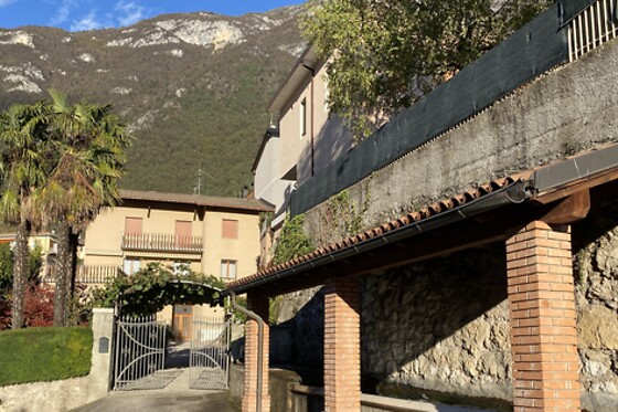 Visita alla cantina e ai vigneti con degustazione di vini e omaggio enologico presso La Cadalora, provincia di Trento