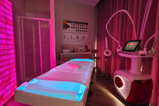 Trattamento viso illuminante per una persona presso Bellessere Estetica Avanzata a Bolzano