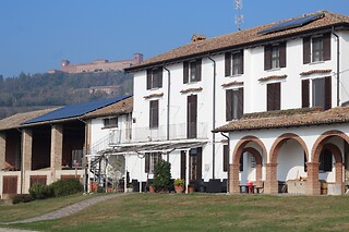 Soggiorno di due notti con colazione all'Agriturismo Cella di Montalto in provincia di Pavia