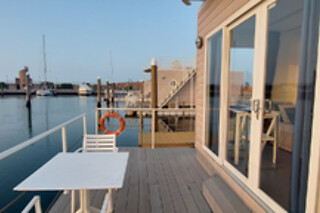 Soggiorno insolito di una notte su una casa galleggiante presso House Boat Rimini Resort a Rimini