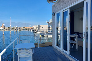 Soggiorno insolito di una notte su una casa galleggiante presso House Boat Rimini Resort a Rimini