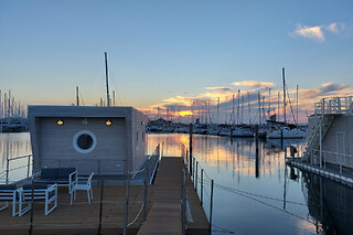 Soggiorno insolito di una notte su una casa galleggiante presso House Boat Rimini Resort a Rimini