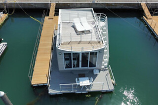 Soggiorno insolito di una notte su una casa galleggiante presso House Boat Rimini Resort a Rimini