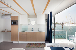 Soggiorno insolito di una notte su una casa galleggiante presso House Boat Rimini Resort a Rimini