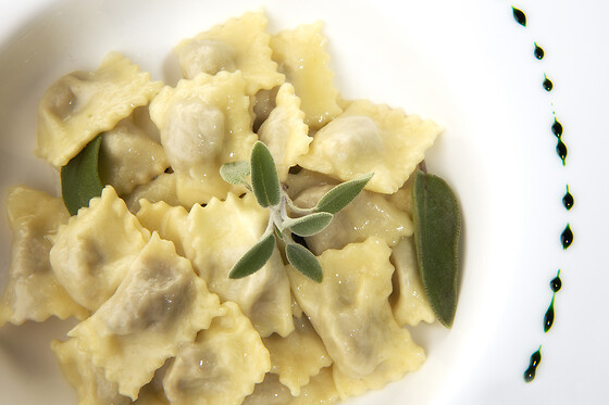 Pranzo o cena da due portate presso l'Agriturismo La Rossa in provincia di Alessandria