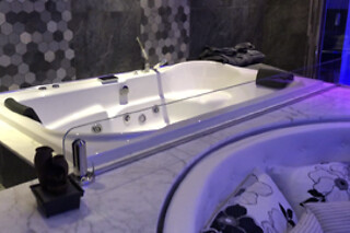 Soggiorno di una notte in Suite con idromassaggio presso Luxury Spa Suite in provincia di Perugia