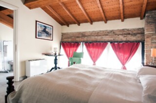 Notte tra i vigneti con colazione e degustazione di vino presso l'Agriturismo La Madonnina in provincia di Parma