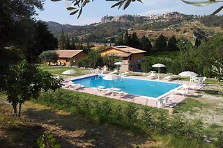Visita alla cantina con degustazione di tre vini presso l'Agriturismo Feudo Gagliardi in provincia di Reggio Calabria