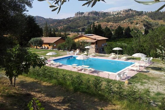Visita alla cantina con degustazione di tre vini presso l'Agriturismo Feudo Gagliardi in provincia di Reggio Calabria