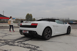 Alla guida di una Lamborghini Gallardo, presso il Circuito di Castelletto di Branduzzo