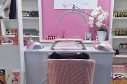 PINK NAILS LEON