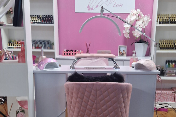 PINK NAILS LEON - photo 1