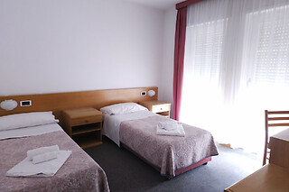 Soggiorno di una notte con cena all'Hotel Ideal in provincia di Trento
