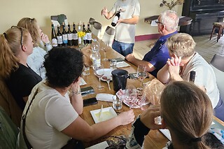 Visita guidata con degustazione di vino, prodotti tipici e omaggio enologico alla Cantina Il Monticello in provincia di La Spezia
