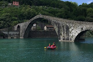 Giro in rafting a scelta tra diverse experience per due con Lucca Rafting