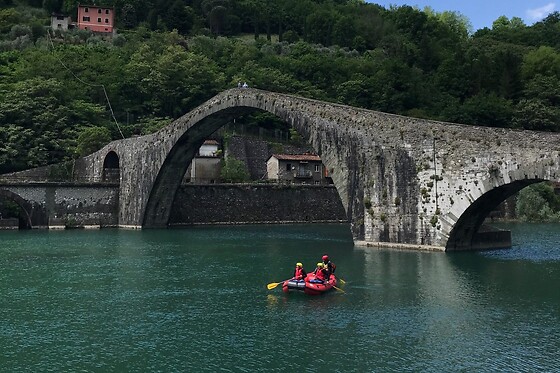 Giro in rafting a scelta tra diverse experience per due con Lucca Rafting