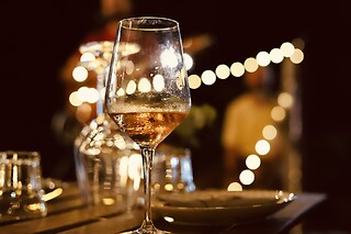 Fuga di una notte tra i vigneti con degustazione di vini presso Azienda Agricola dell'Erba in provincia di Savona