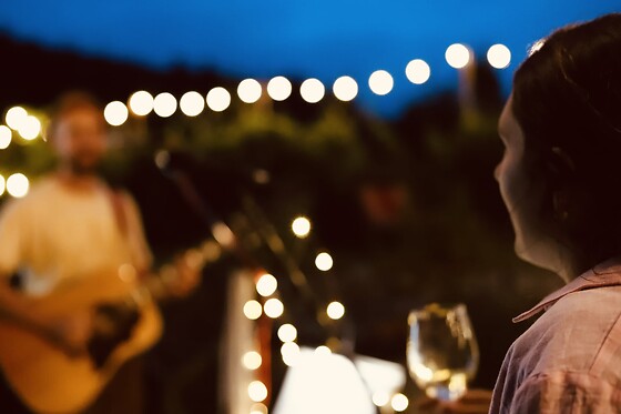 Fuga di una notte tra i vigneti con degustazione di vini presso Azienda Agricola dell'Erba in provincia di Savona