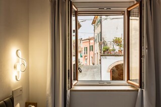 Fuga di una notte tra i vigneti con degustazione di vini presso Room Rent Morrona in provincia di Pisa