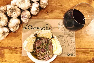 Degustazione di cucina tipica toscana con un calice di vino presso il Ristorante il Cernacchio a Firenze