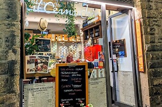 Degustazione di cucina tipica toscana con un calice di vino presso il Ristorante il Cernacchio a Firenze