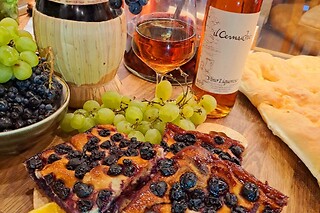 Degustazione di cucina tipica toscana con un calice di vino presso il Ristorante il Cernacchio a Firenze
