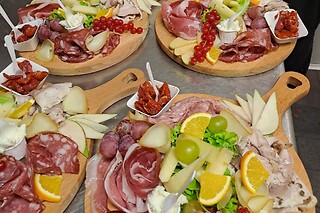Degustazione di cucina tipica toscana con un calice di vino presso il Ristorante il Cernacchio a Firenze
