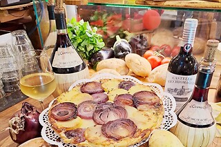 Degustazione di cucina tipica toscana con un calice di vino presso il Ristorante il Cernacchio a Firenze