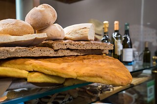 Degustazione di cucina tipica toscana con un calice di vino presso il Ristorante il Cernacchio a Firenze