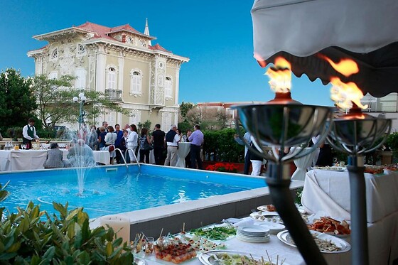Soggiorno di due notti in camera deluxe con colazione e due cene al Grand Hotel Vittoria a Pesaro