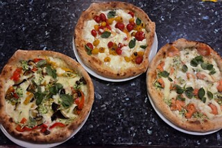 Ricco pranzo o cena tipici napoletani con bevande per due presso Pizzeria Pummarulé nel cuore di Roma