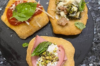 Ricco pranzo o cena tipici napoletani con bevande per due presso Pizzeria Pummarulé nel cuore di Roma
