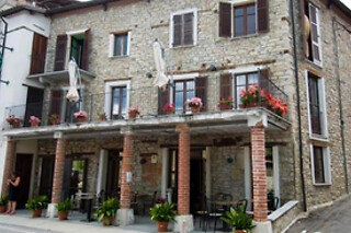 Degustazione con stuzzicherie e bevanda a scelta per due presso Locanda Degli Sfizi in provincia di Cuneo