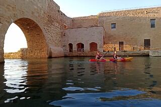 Noleggio di due ore di un kayak biposto o di due Stand-up Paddle presso APULIA MULTIADVENTURE a Brindisi