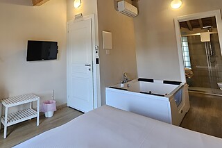 Soggiorno relax di una notte con colazione presso B&B Il Tiglio Jacuzzi&Sauna a Lucca