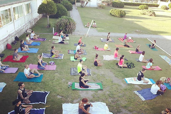 Lezione tra surf, SUP, bodysurf o yoga on the beach con Pettirosso Surf School al Lido di Ostia