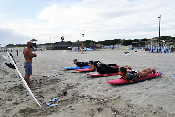 Lezione tra surf, SUP, bodysurf o yoga on the beach con Pettirosso Surf School al Lido di Ostia
