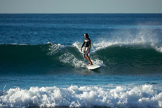 Lezione tra surf, SUP, bodysurf o yoga on the beach con Pettirosso Surf School al Lido di Ostia