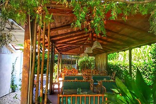 Soggiorno insolito di due notti in Lodgetent all' International Glamping lago di Bracciano in provincia di Roma