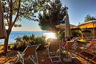 Soggiorno insolito di due notti in Lodgetent all' International Glamping lago di Bracciano in provincia di Roma