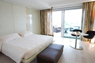 Soggiorno di due notti con colazioni all'Hotel Premier & Suites nel cuore di Milano Marittima