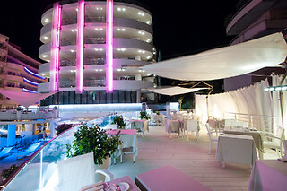 Soggiorno di due notti con colazioni all'Hotel Premier & Suites nel cuore di Milano Marittima