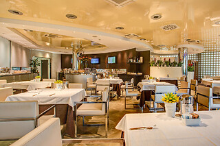 Soggiorno di due notti con colazioni all'Hotel Premier & Suites nel cuore di Milano Marittima