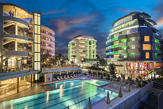 Soggiorno di due notti con colazioni all'Hotel Premier & Suites nel cuore di Milano Marittima