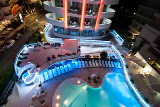 Soggiorno di due notti con colazioni all'Hotel Premier & Suites nel cuore di Milano Marittima